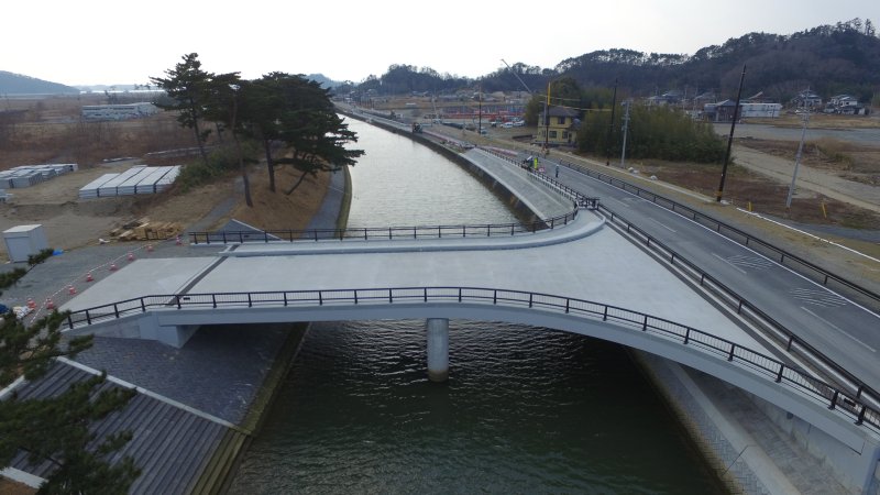 完成した亀岡新橋の様子です。