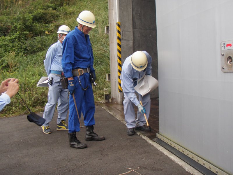災害対策本部長に連絡後、熟練技術者の指導のもと、点検を実施しました。