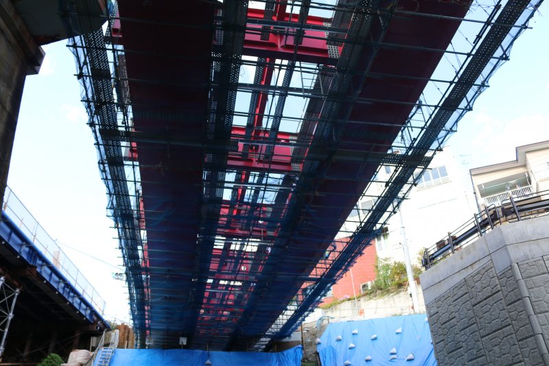 架設が完了した橋梁下からの写真です。